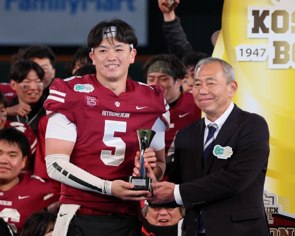 　甲子園ボウル最優秀選手（ＭＶＰ）賞に選ばれ笑顔を見せる立命大ＱＢ・竹田剛（左）＝撮影・立川洋一郎