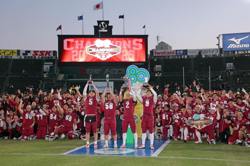 　甲子園ボウルを制し喜びを爆発させる立命大パンサーズ（撮影・立川洋一郎）