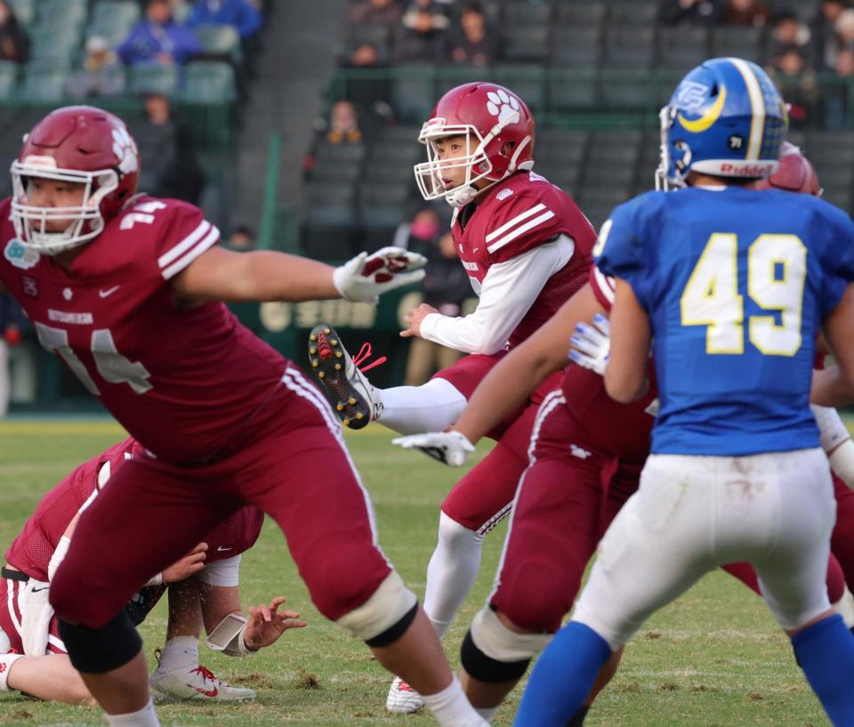 　第４Ｑ、フィールドゴールを成功させる立命大Ｋ・横井晃生（撮影・立川洋一郎）