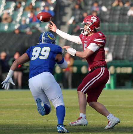 　第１Ｑ、パスを送る竹田（撮影・立川洋一郎）