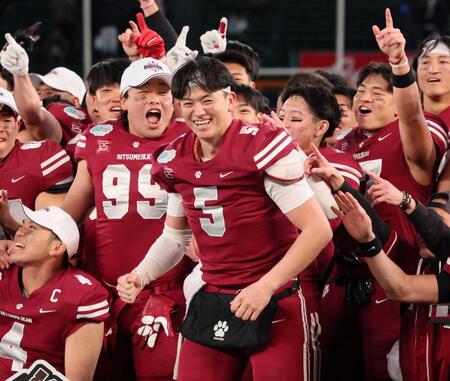 　甲子園ボウルＭＶＰに選ばれ笑顔を見せる立命大ＱＢ・竹田（撮影・立川洋一郎）