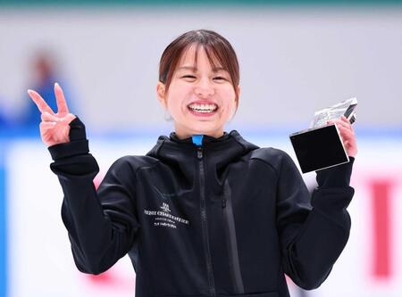　総合優勝し喜ぶ長森遥南