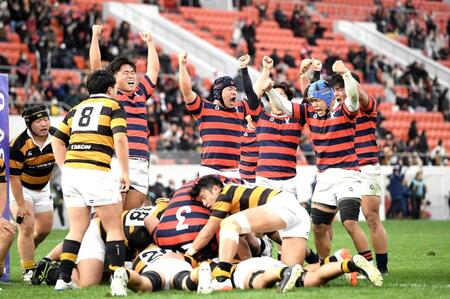 　後半終了間際に逆転し、喜びを爆発させる京産大フィフティーン（撮影・西田忠信）