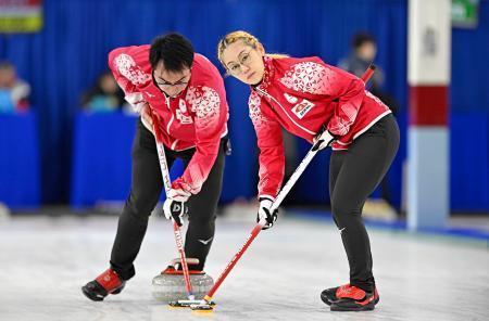 　混合ダブルス１次Ｌ　チェコ戦の第１エンド、スイープする小穴桃里（右）、青木豪＝ケロウナ（共同）