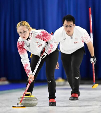 　ラトビア戦の第１エンド、スイープする小穴桃里。奥は青木豪（共同）