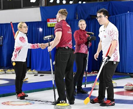 　混合ダブルス１次Ｌでラトビアに敗れた小穴桃里（左）と青木豪（右）組（共同）