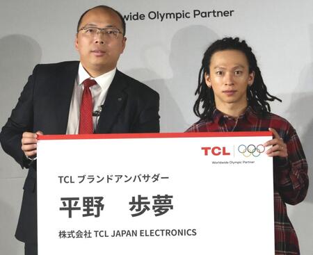 　アンバサダーの特大名刺を手にする平野歩夢（右）