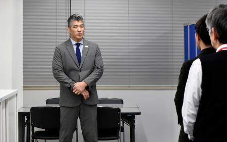 　愛知・名古屋アジア大会の組織委職員を激励する井上康生氏＝１５日、名古屋市