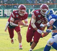 　第３Ｑ、ランでエンドゾーンに飛び込みタッチダウンを奪う立命大ＱＢ・竹田（撮影・立川洋一郎）