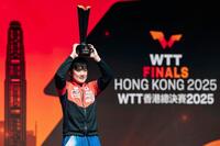 　卓球のＷＴＴファイナル男子シングルスを制してトロフィーを掲げる張本智和（ゲッティ＝共同）