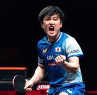 　卓球のＷＴＴファイナル男子シングルス決勝でガッツポーズする張本智和（ゲッティ＝共同）