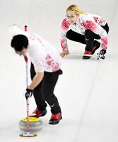 　ラトビア戦の第４エンド、指示を出す小穴桃里。手前は青木豪（共同）