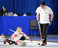 　ラトビア戦の第３エンド、ショットを放つ小穴桃里。右は青木豪（共同）