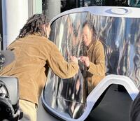 　サインする平野歩夢