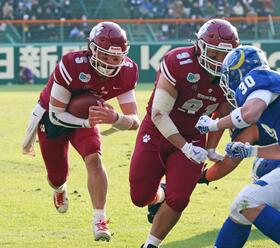 　第３Ｑ、ランでエンドゾーンに飛び込みタッチダウンを奪う立命大ＱＢ・竹田（撮影・立川洋一郎）