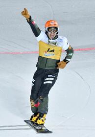 　スノーボードＷ杯男子パラレル大回転の１回戦で勝利し、喜ぶ斯波正樹（共同）