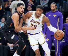 　サンズ戦で攻めるレーカーズの八村（右）＝フェニックス（ＡＰ＝共同）