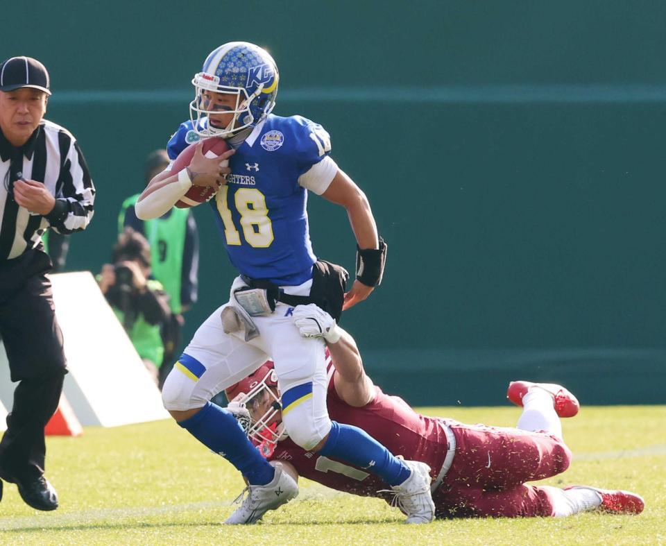 　第１Ｑ、前進を阻まれる関学大ＱＢ・星野太（撮影・立川洋一郎）
