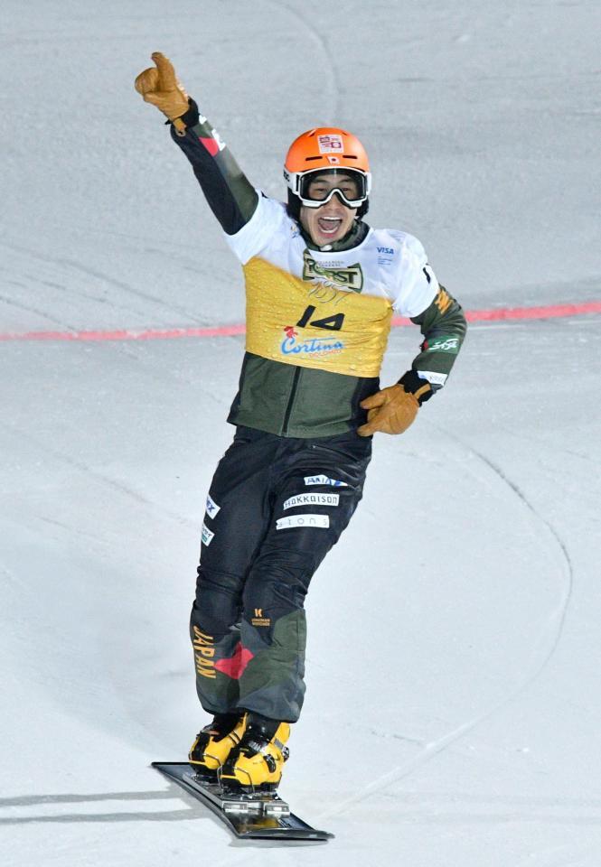 　スノーボードＷ杯男子パラレル大回転の１回戦で勝利し、喜ぶ斯波正樹（共同）