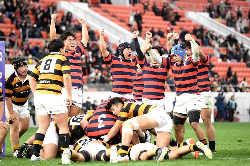 　後半終了間際に逆転し、喜びを爆発させる京産大フィフティーン（撮影・西田忠信）