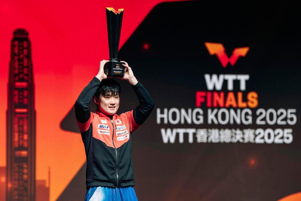 　卓球のＷＴＴファイナル男子シングルスを制してトロフィーを掲げる張本智和（ゲッティ＝共同）