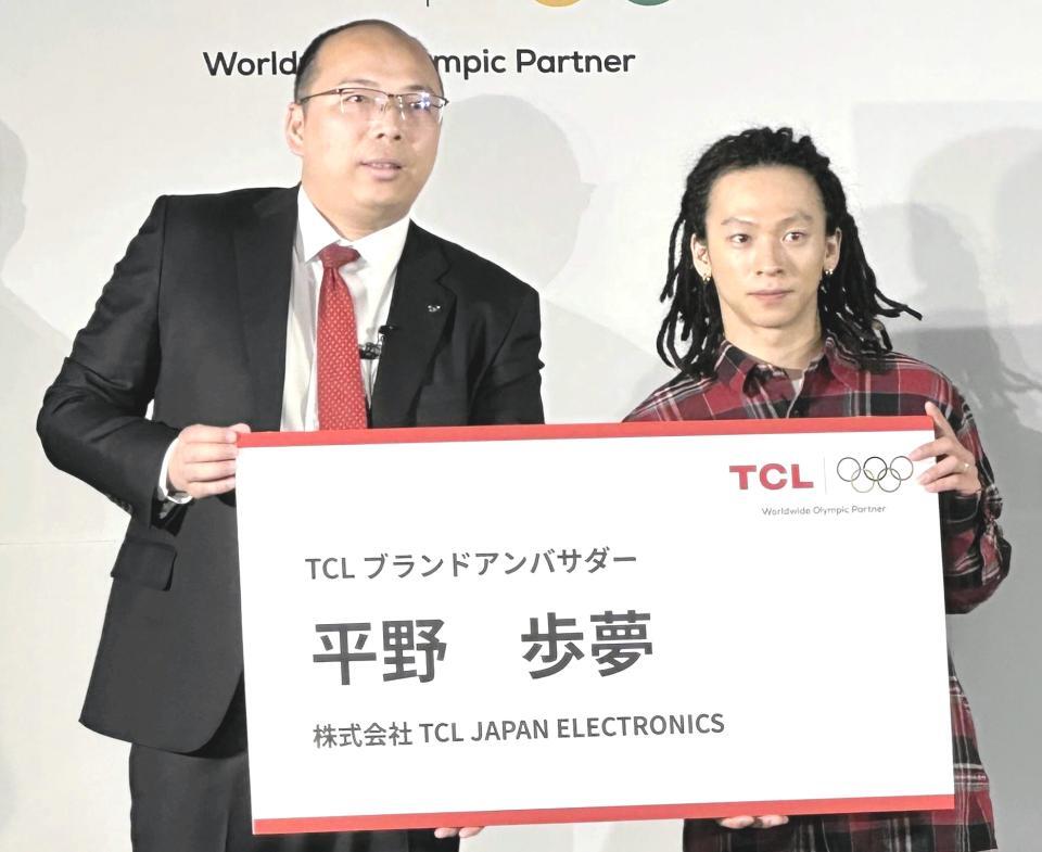 　ＴＣＬブランドアンバサダー就任式に出席した平野歩夢（右）