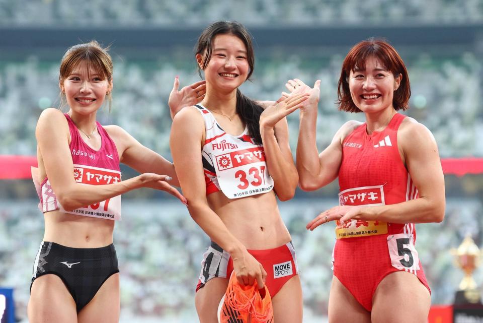 　僅差の争いを制し女子１００メートル障害で優勝した田中佑美（中）。左は２位の中島ひとみ、右は３位の福部真子＝７月６日