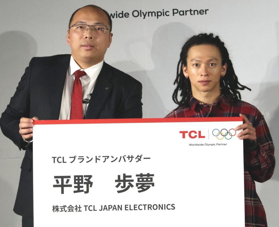 　アンバサダーの特大名刺を手にする平野歩夢（右）