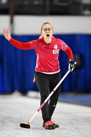 混合ダブルス１次Ｌ　ドイツ戦の第１エンド、指示を出す小穴桃里＝ケロウナ（共同）