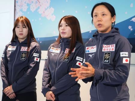 　年内のＷ杯を終えて帰国し、取材に応じるスピードスケート女子の高木美帆（右）ら＝１６日、羽田空港