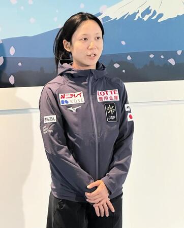 　羽田空港で取材に応じた高木