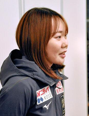 　年内のＷ杯を終えて帰国し、取材に応じるスピードスケート女子の吉田雪乃＝16日