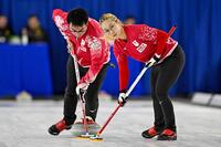 混合ダブルス１次Ｌ　ドイツ戦の第１エンド、スイープする小穴桃里（右）、青木豪組＝ケロウナ（共同）