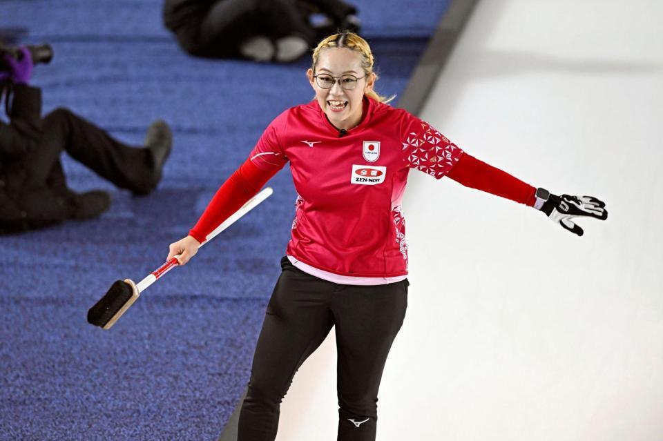 混合ダブルス１次Ｌ　ドイツ戦の第４エンド、ショットが決まり笑顔を見せる小穴桃里＝ケロウナ（共同）