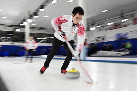 　トルコ戦の第１エンド、スイープする青木豪（共同）