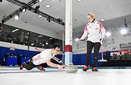 　トルコ戦の第５エンド、ショットを放つ青木豪。右は小穴桃里（共同）