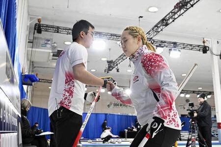 　トルコ戦の第３エンド、タッチを交わす小穴桃里（右）と青木豪（共同）