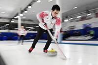 　トルコ戦の第１エンド、スイープする青木豪（共同）