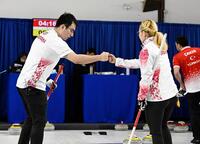 　混合ダブルス１次Ｌでトルコに勝利し、小穴桃里（右）とタッチを交わす青木豪（共同）