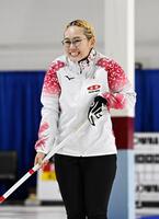 　トルコ戦の第６エンド、ショットを決め笑顔を見せる小穴桃里（共同）