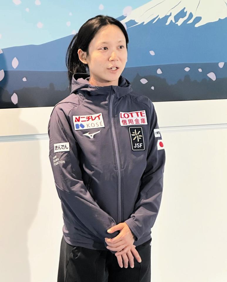 　羽田空港で取材に応じた高木