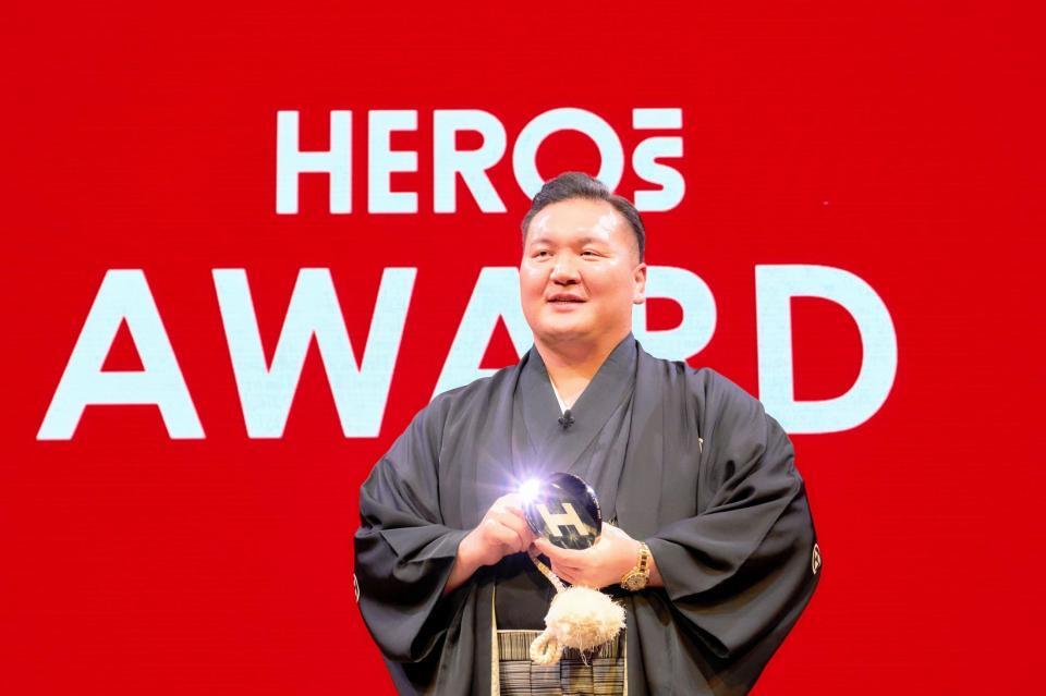 　受賞した白鵬翔氏　ⒸＨＥＲＯｓ　ＡＷＡＲＤ　２０２５