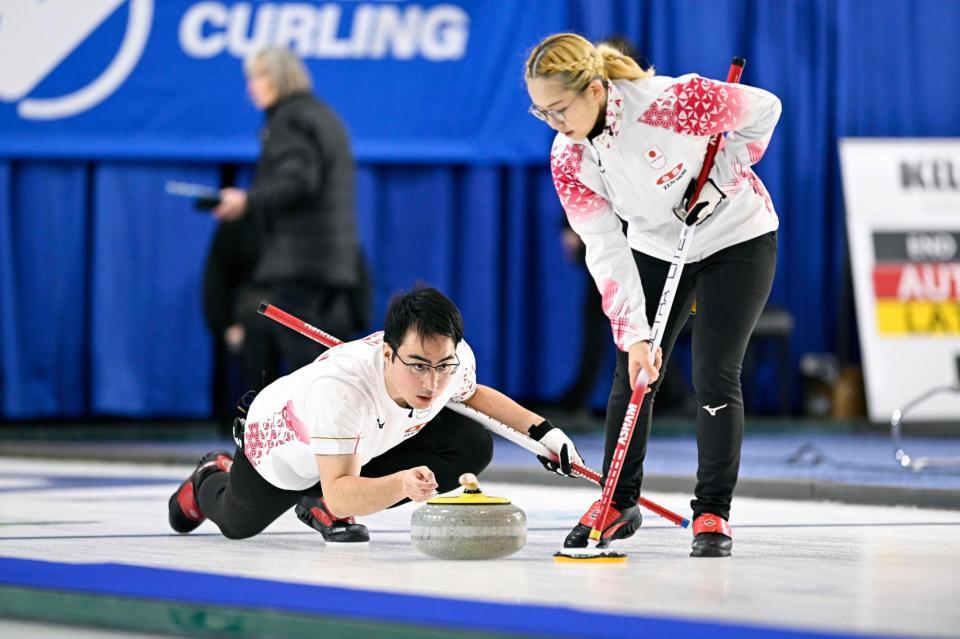 　トルコ戦の第２エンド、ショットを放つ青木豪。右は小穴桃里（共同）