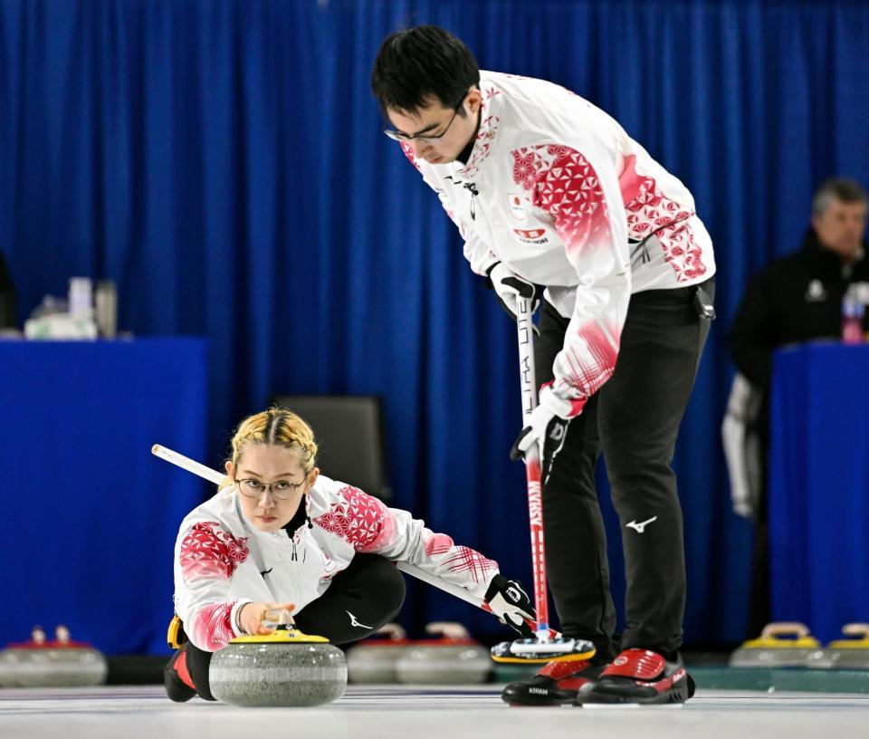 　トルコ戦の第１エンド、ショットを放つ小穴桃里。右は青木豪（共同）