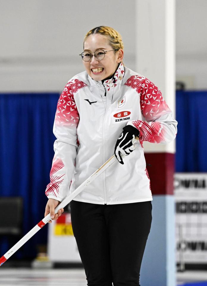 　トルコ戦の第６エンド、ショットを決め笑顔を見せる小穴桃里（共同）