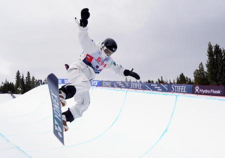 　スノーボードＷ杯男子ハーフパイプ第２戦で決勝に進んだ戸塚優斗＝コッパーマウンテン（共同）