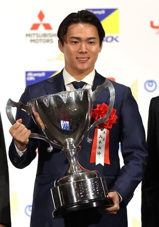 　日本プロスポーツ大賞を受賞し、笑顔を見せるドジャース・山本由伸＝１７日