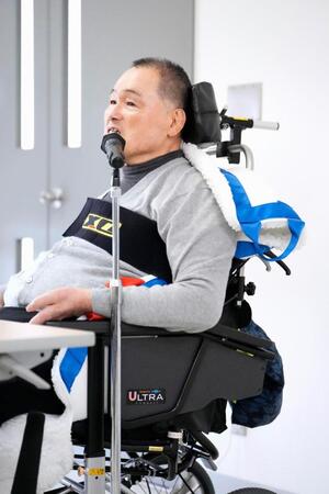 　記者会見で車いすに座りながら話す山下泰裕氏