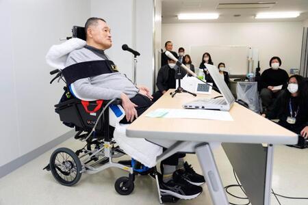 　車いすに座って記者会見する山下泰裕氏