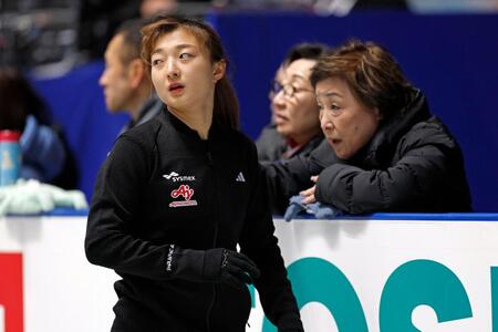 　公式練習に臨む坂本花織。右は中野園子コーチ